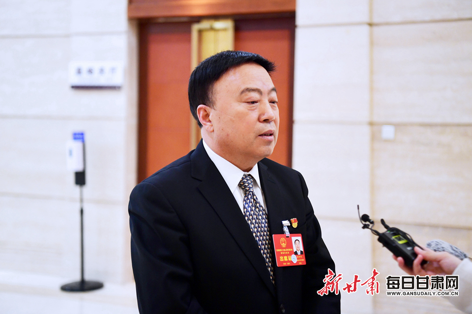 记甘肃省十三届人大代表、嘉峪关索通公司执行董事荆升阳