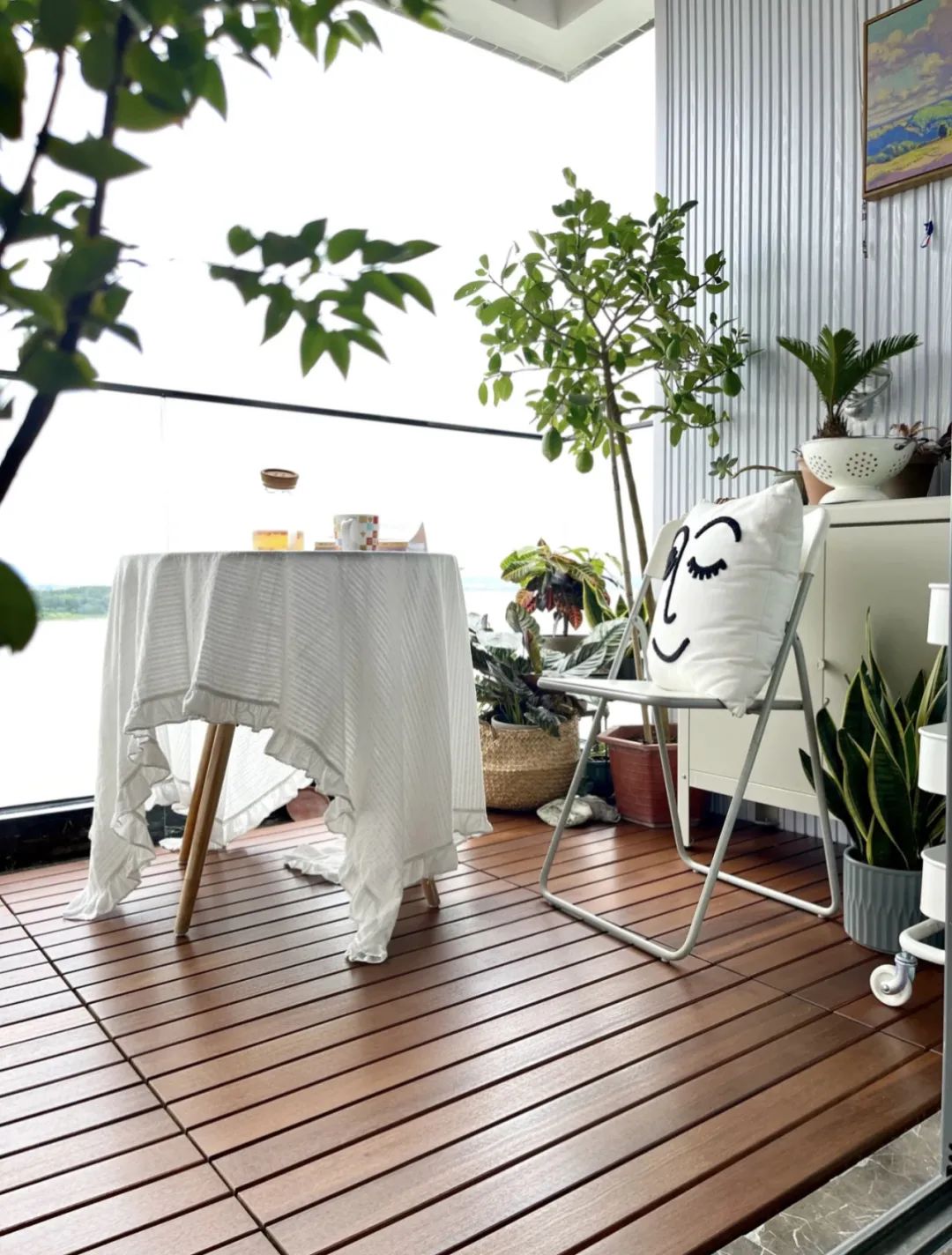 阳台砖与防腐木结合,阳台花园铺砖还是防腐木好