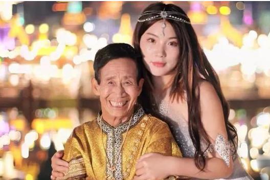 河南老汉捡到弃婴24年后带去旅行,老汉捡废品收养弃婴25年后续