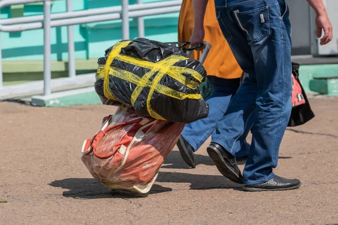 租房降级年轻人住进太空舱,租房太空舱