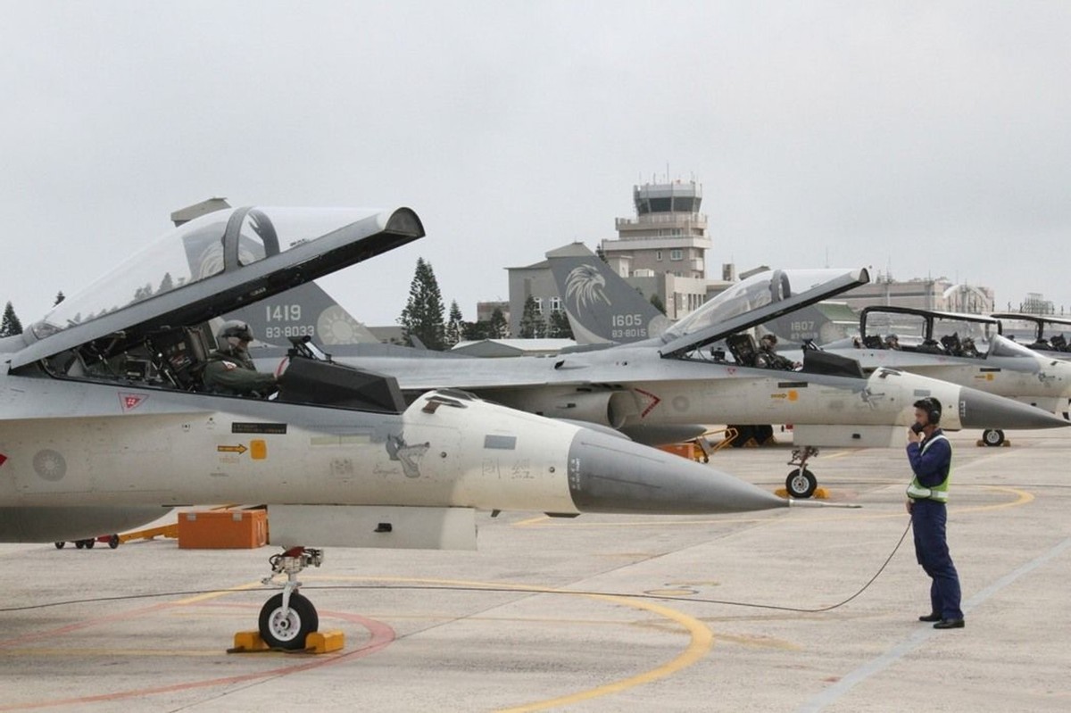 蔡英文突访“天驹部队”，无侦7穿越台湾海峡，台放弃导弹追监