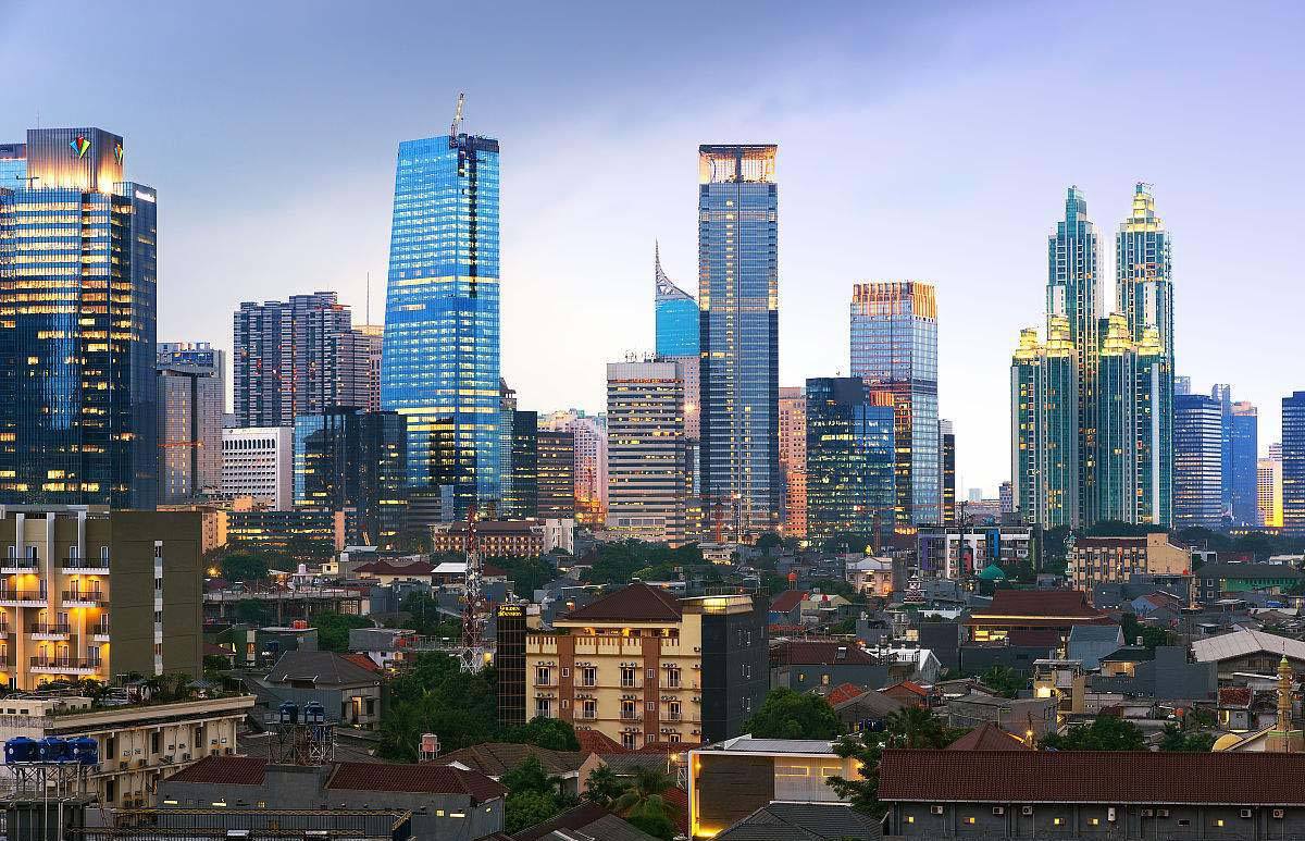 印尼是一个群岛国家，如何解决交通问题？