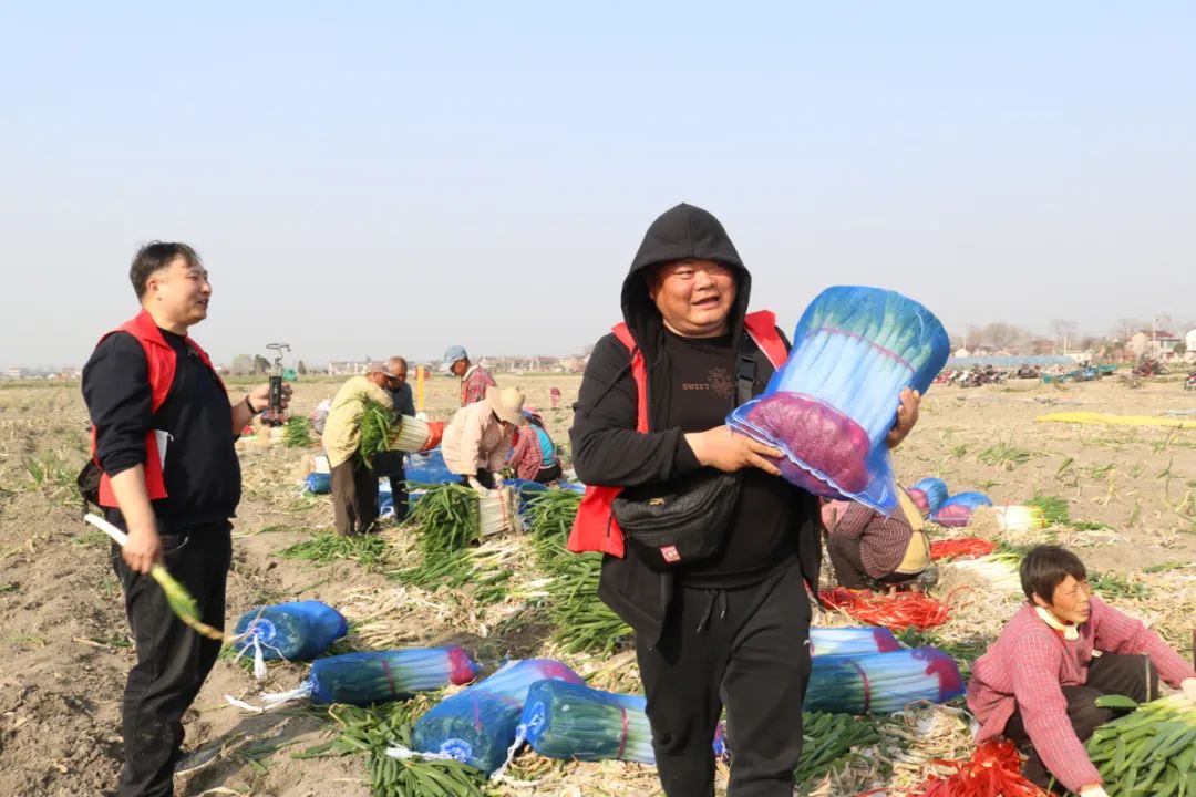 雅周镇杭窑村海润家庭农场的直播间里线上助农直播！