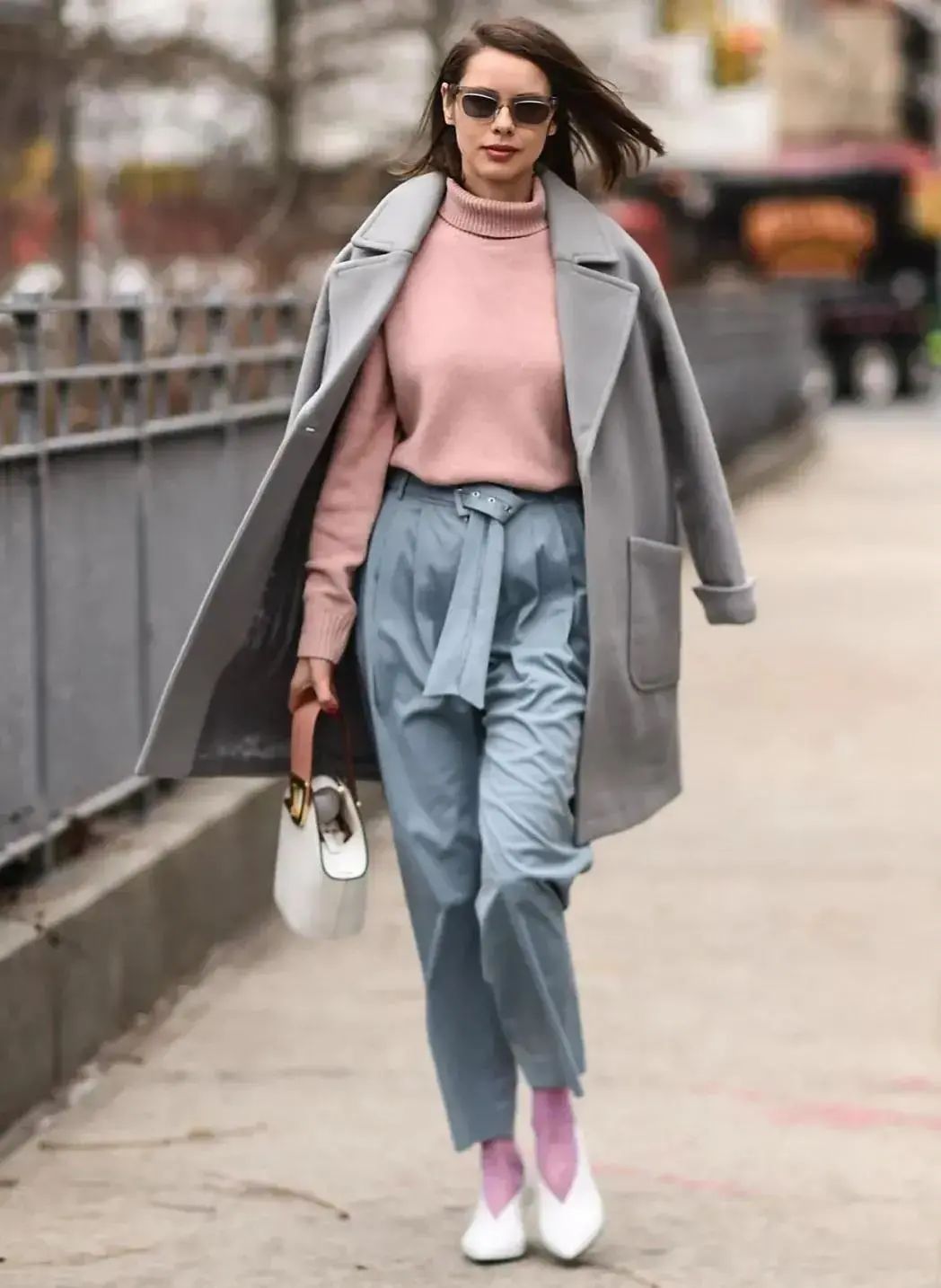 灰色和深灰哪个更适合年轻人穿,暖灰色系搭配灰白满满的高级感