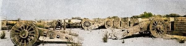 高清老照片：旗人格格大腿岔开豪放洗衣，地主三妻四妾不输女明星