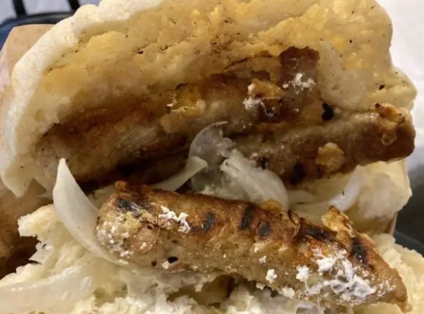 这也太恶心了！江苏一网友买早餐，发现饼里有蛆虫在爬！