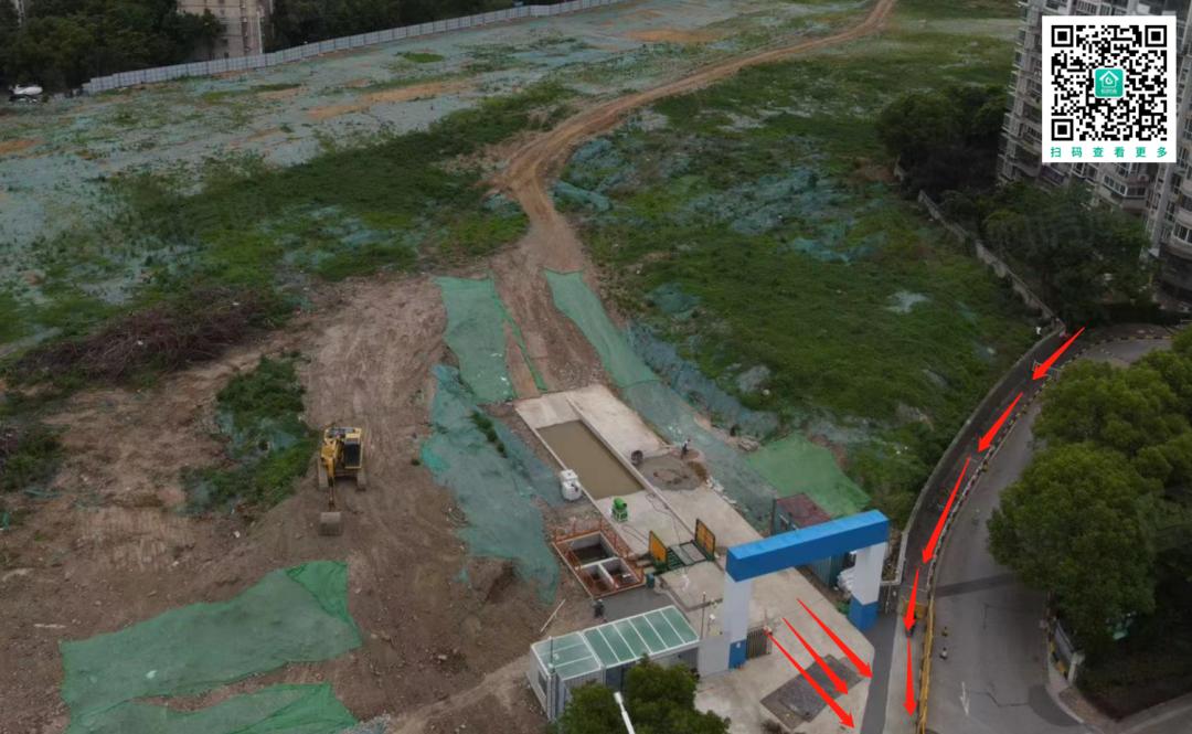 太危险！业主和渣土车“共用”出入口！骨灰盘荒废20年后重启，难