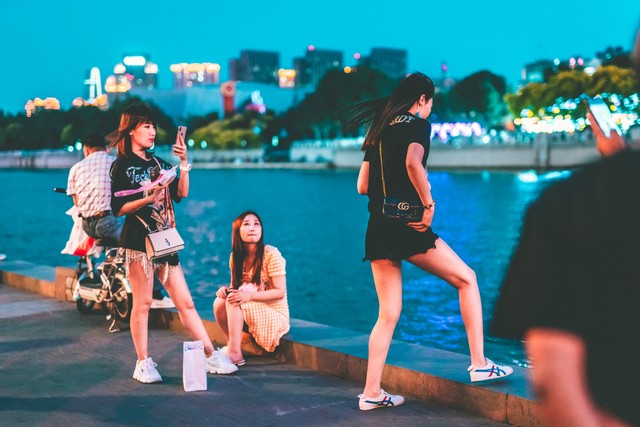 暑假打工新风潮：大学生涌向工厂流水线，有的目标是赚一台iPad