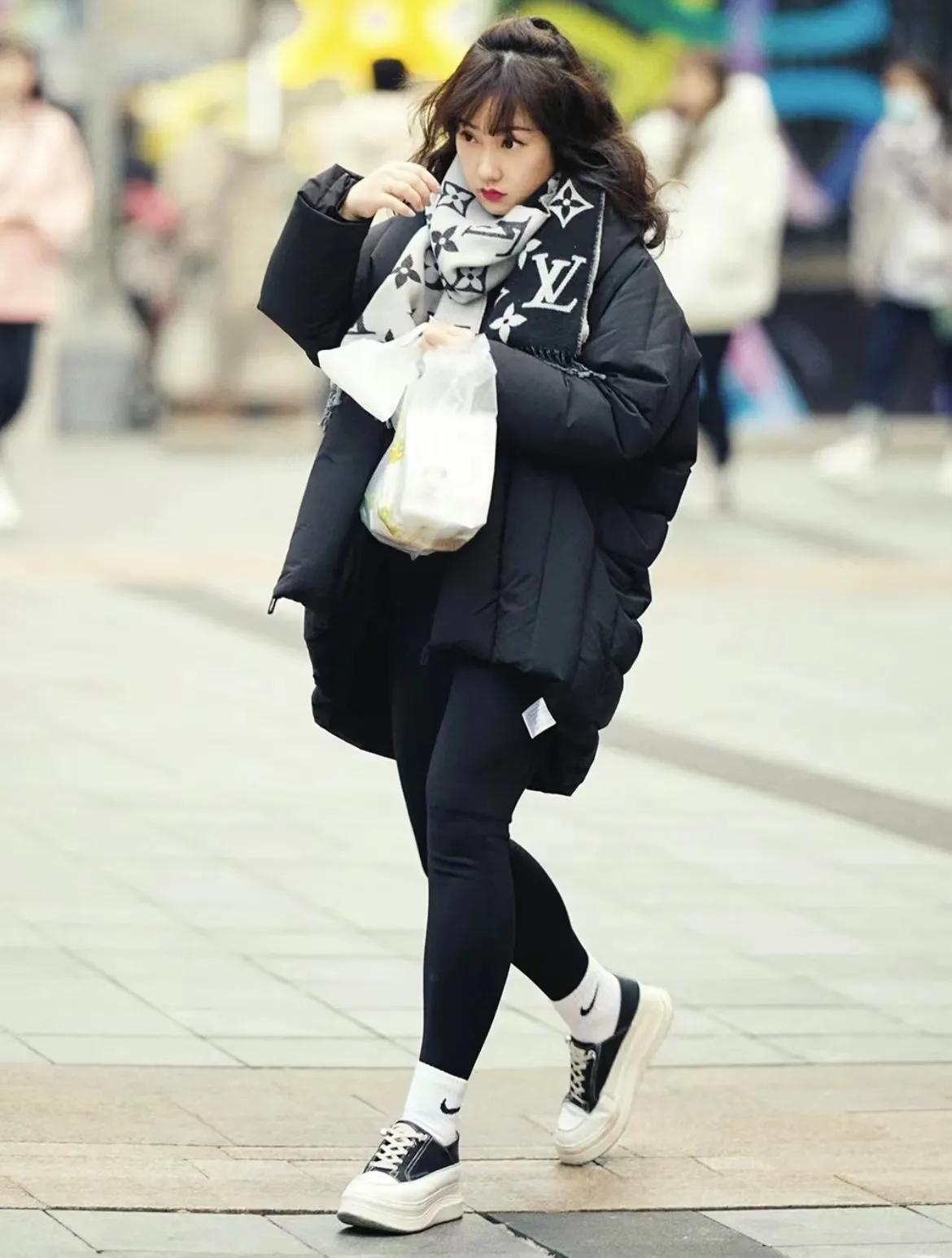 衬衫搭配fendi围巾系法,芬迪围巾怎么穿搭显年轻