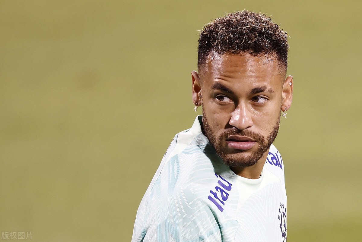 内马尔的成长故事，卡塔尔世界杯，大力神杯到底是梅西还是内马尔