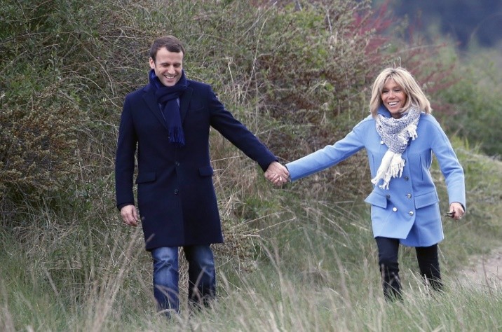 69岁布丽吉特好福气！和马克龙厮守近30年，夫妻俩到哪儿都牵着手