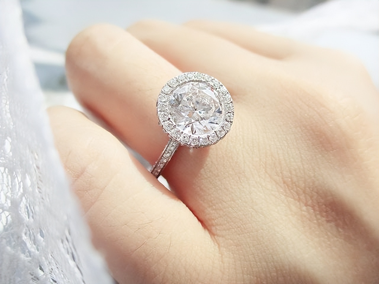 更全的结婚钻戒款式挑选技巧指南,怎么挑选好打理的钻戒