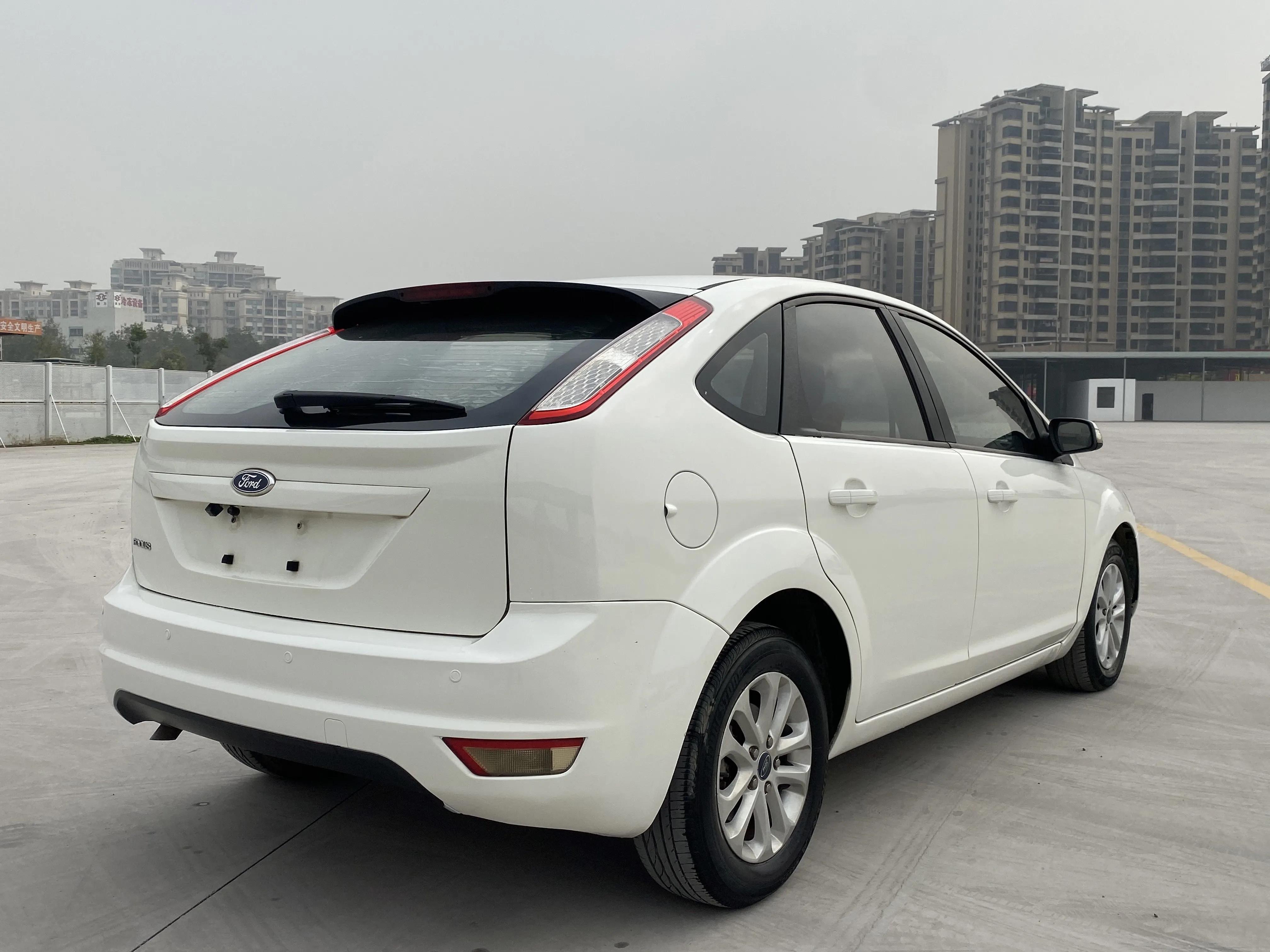 2013款1.6经典福克斯两厢手动二手,福特福克斯2013款两厢1.8t多少钱