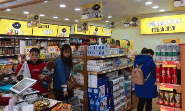 量贩式零食店最受年轻顾客青睐,一件单价30元的零食