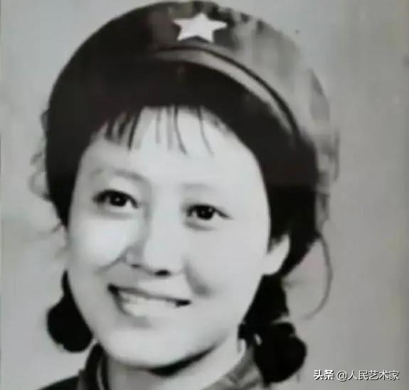 老戏骨王丽云，演员车晓的母亲，塑造过多个母亲和婆婆形象，把演好话剧当作自己这辈子最大的事