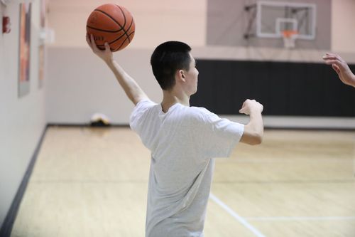 女生喜欢看男生打球,女生爱看男生跳舞正常吗