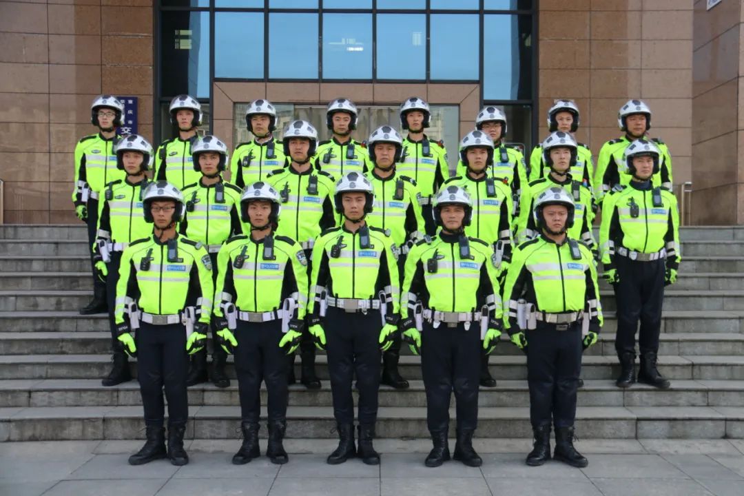 重庆渝警骁骑宣传片,渝警骁骑变身暖心代驾护送就医