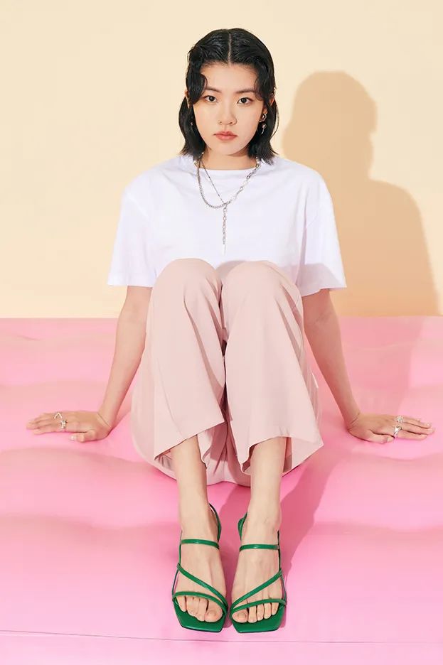 直筒牛仔裤小白鞋穿搭,小白鞋牛仔裤秋冬穿搭图片