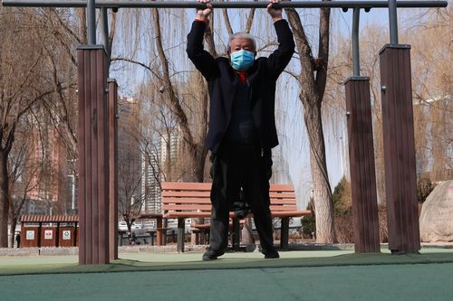 腰椎间盘突出怎么正确吊单杠,长期坚持吊单杠治好了腰椎间盘突出