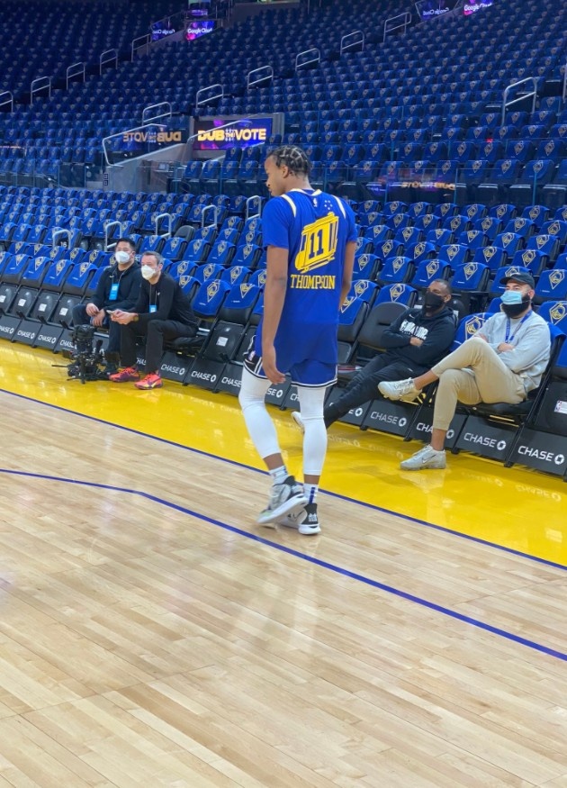 勇士队内气氛融洽,勇士更衣室庆祝克莱