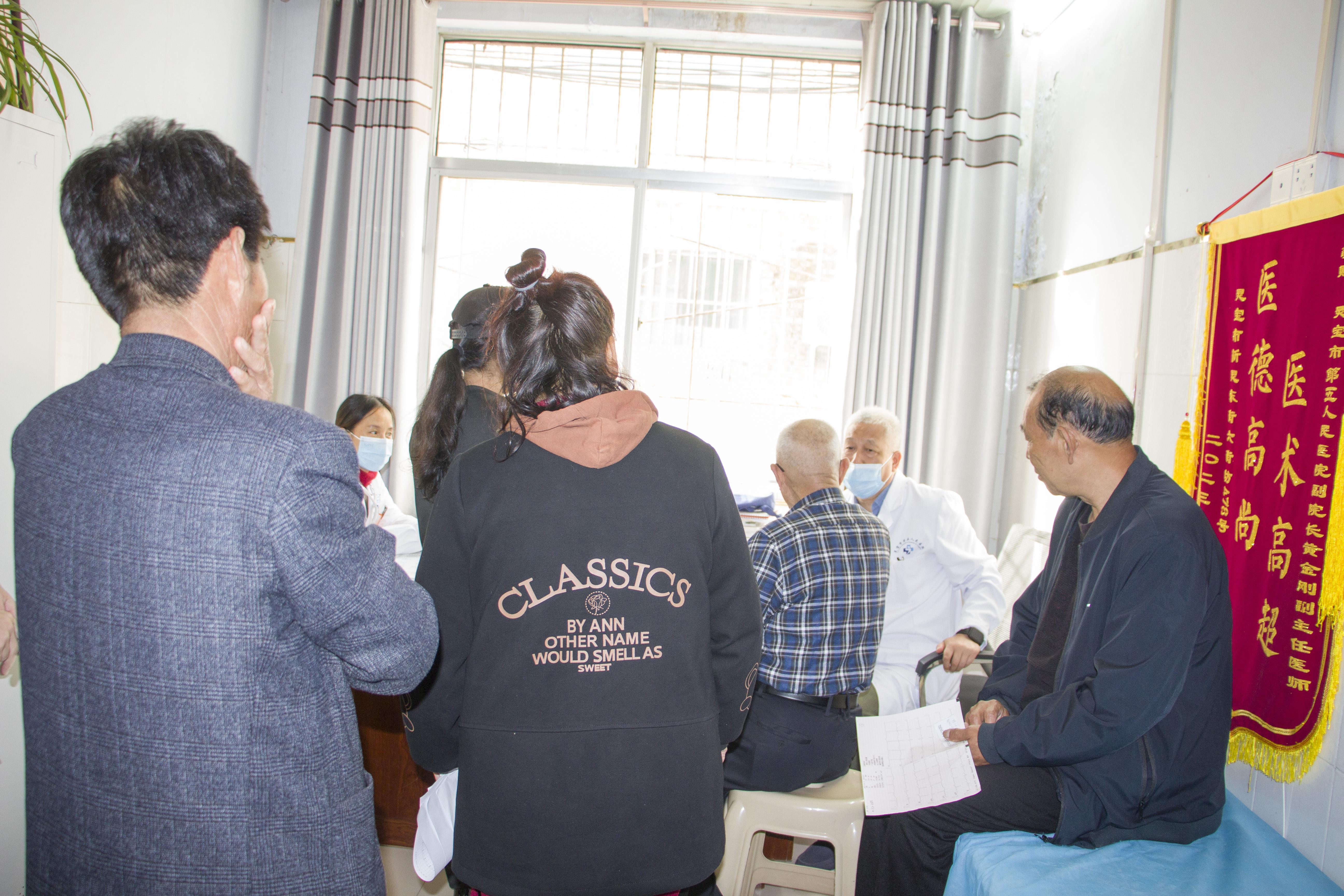 郑大二附院心血管外科专家赵根尚教授，河南荣康医院精神科专家任朝晖教授到灵宝市第五人民医院开展义诊活动