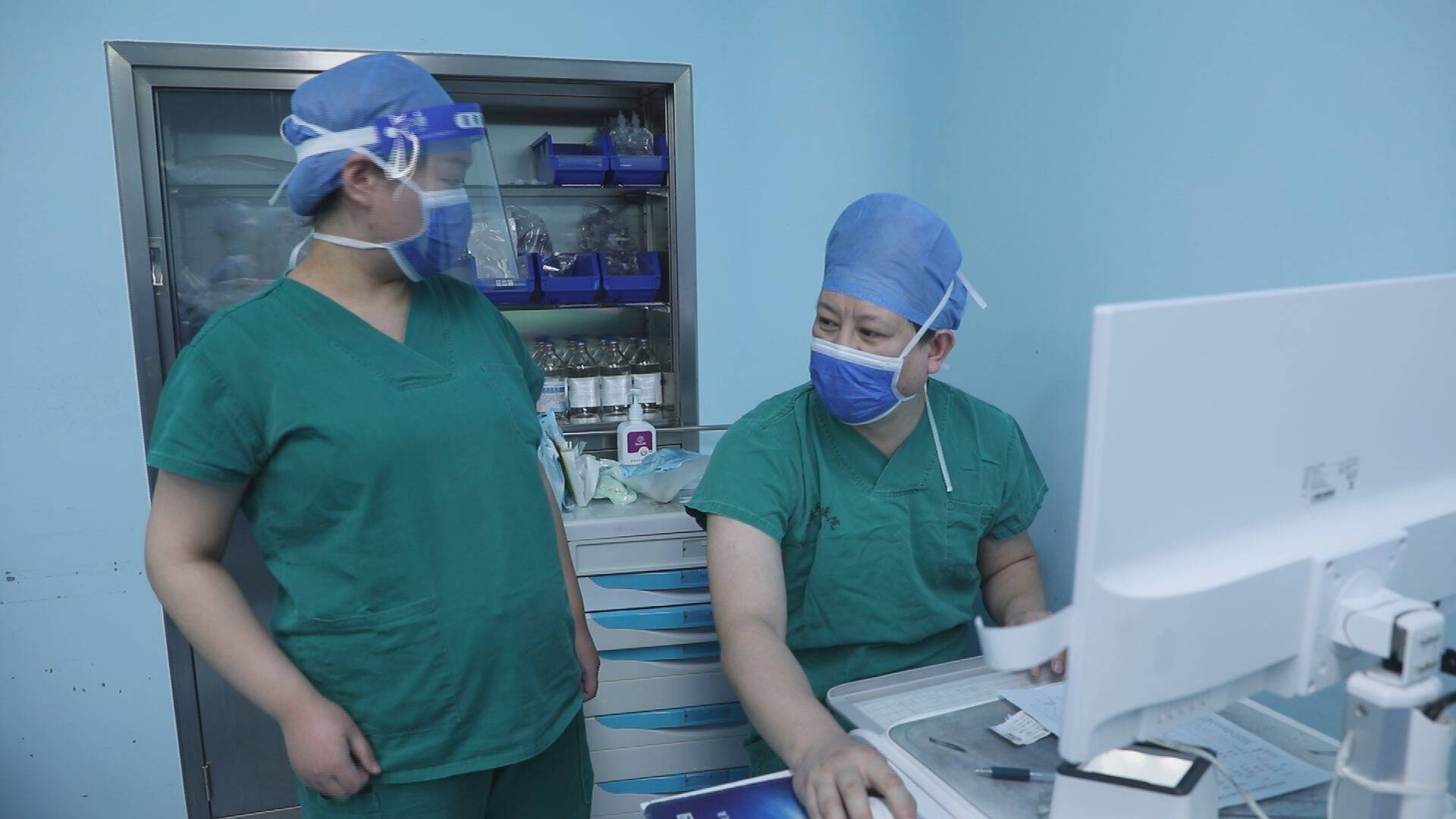 无影灯下的守护者医路有你,无影灯下的生命保护神