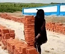 姑娘看起来外表美丽，其实裤袜已经掉到大腿根了！场面一度很尴尬