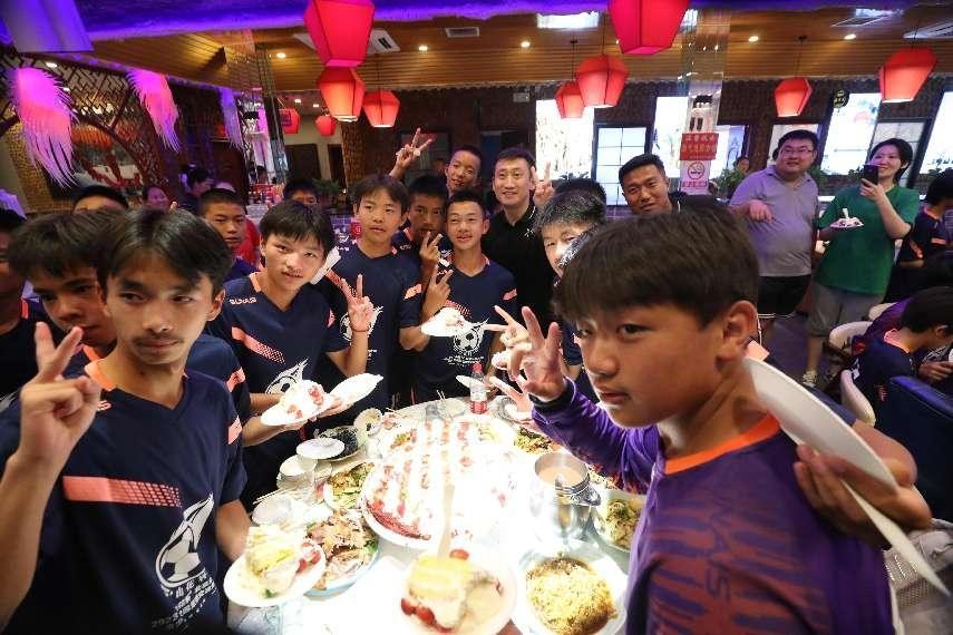 一年没见的支教老师和小队员们相遇惊喜地笑开心地哭