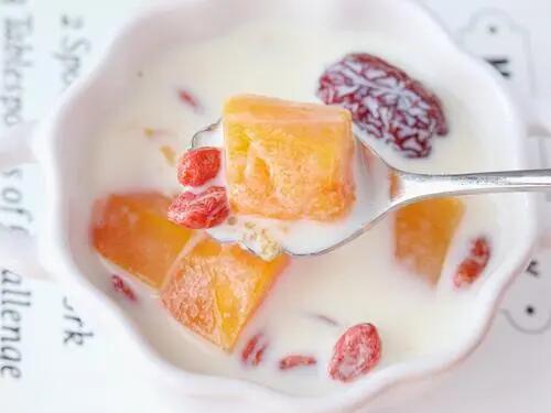 宝宝马上四个月了奶不够吃怎么办,宝宝刚满4个月母乳不够可以断吗