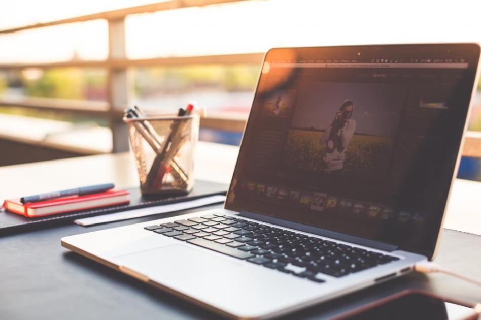 电脑重装系统要带显示器吗,电脑驱动怎么备份