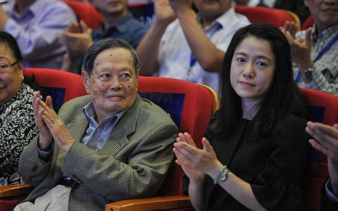 相差54岁的杨振宁和翁帆,翁帆对95岁杨振宁有多少爱情