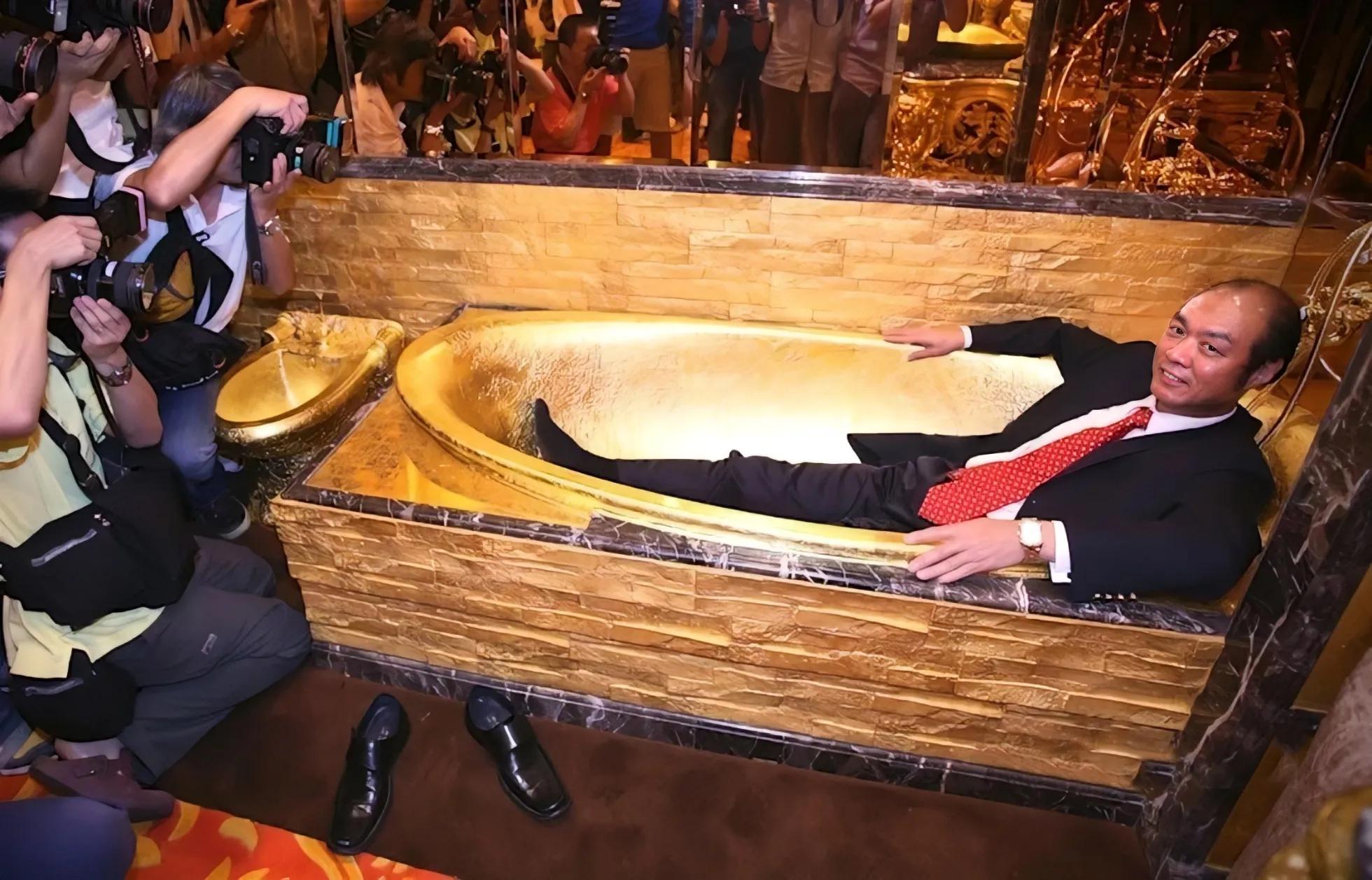 2001年他花3800万，用掉380公斤黄金盖了一间厕所，后来怎样了