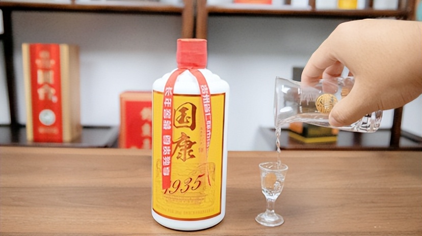 别人给倒酒应该怎样敲桌子,给别人倒酒然后敲桌子是什么意思