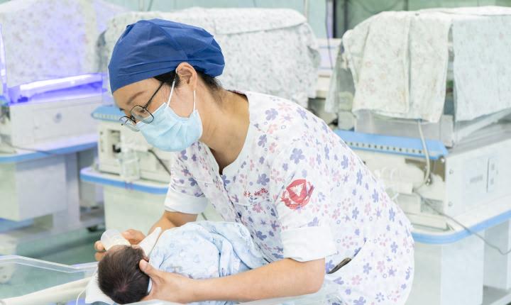 奇迹！不足3斤的早产宝宝神奇出院，妈妈感动送感谢信