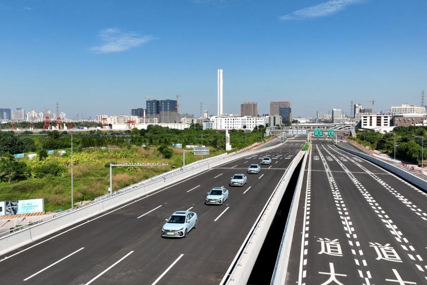 吉利帝豪lhip混动版2024测试,吉利帝豪lhip龙腾版低配实车