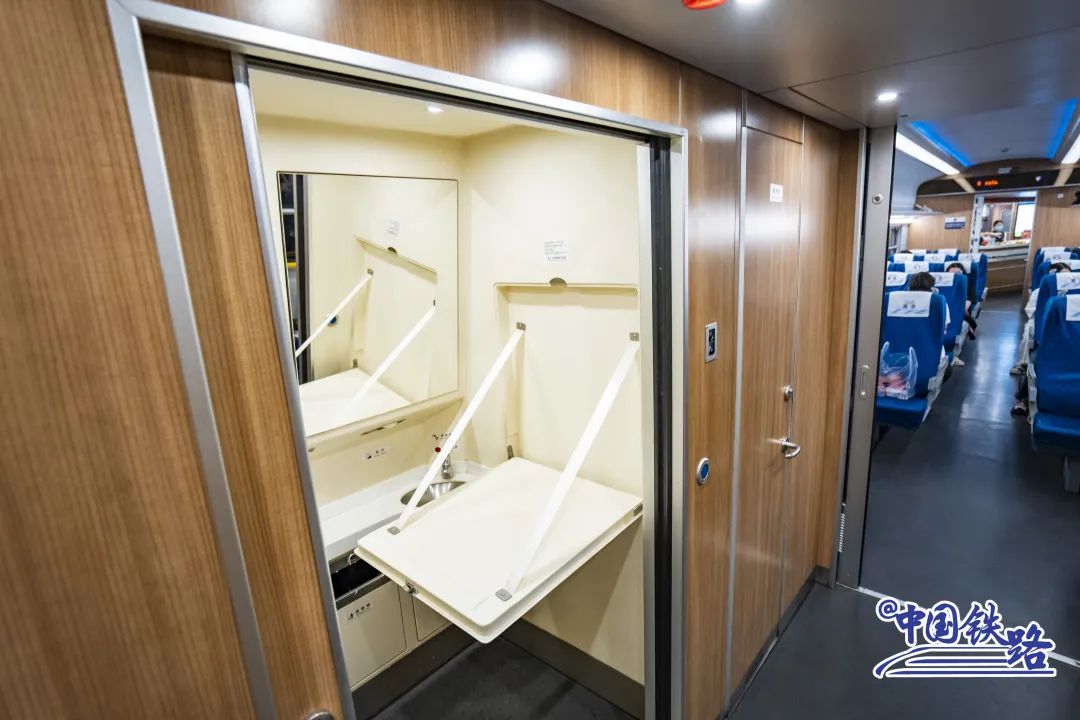 复兴号d728动卧一等卧是什么样的,复兴号二等卧啥样