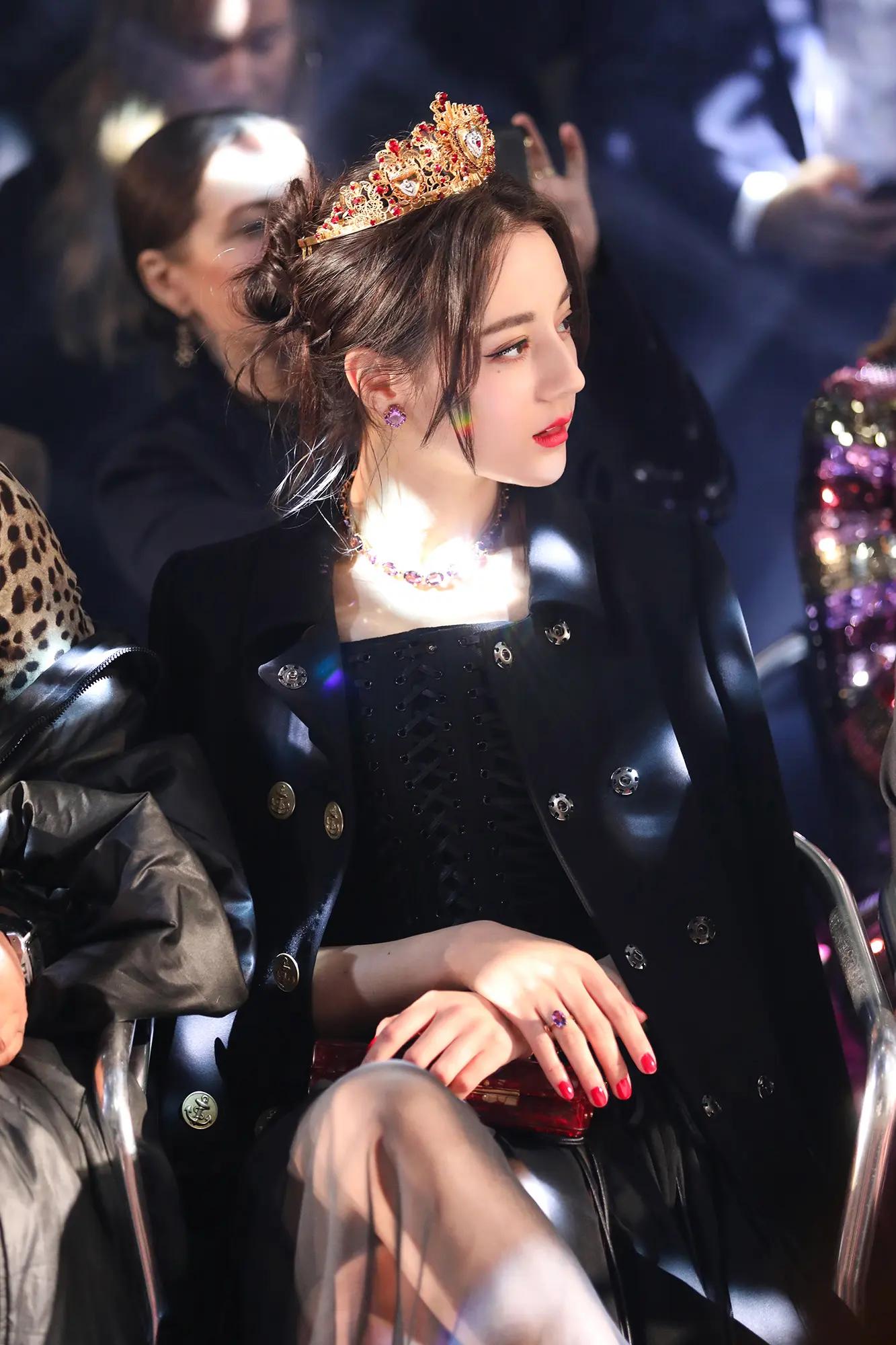 “酥胸半露”却偏要捂着,故作矜持,有一种尴尬叫迪丽热巴玩性感