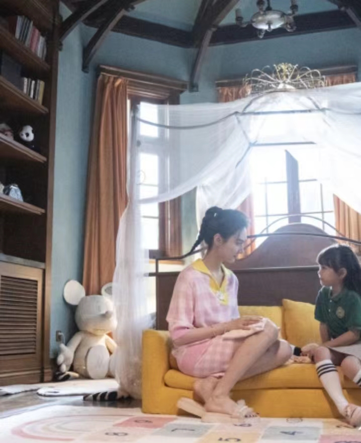 光鲜亮丽背后谁不是一地的鸡毛,光鲜亮丽的背后都是一地鸡毛