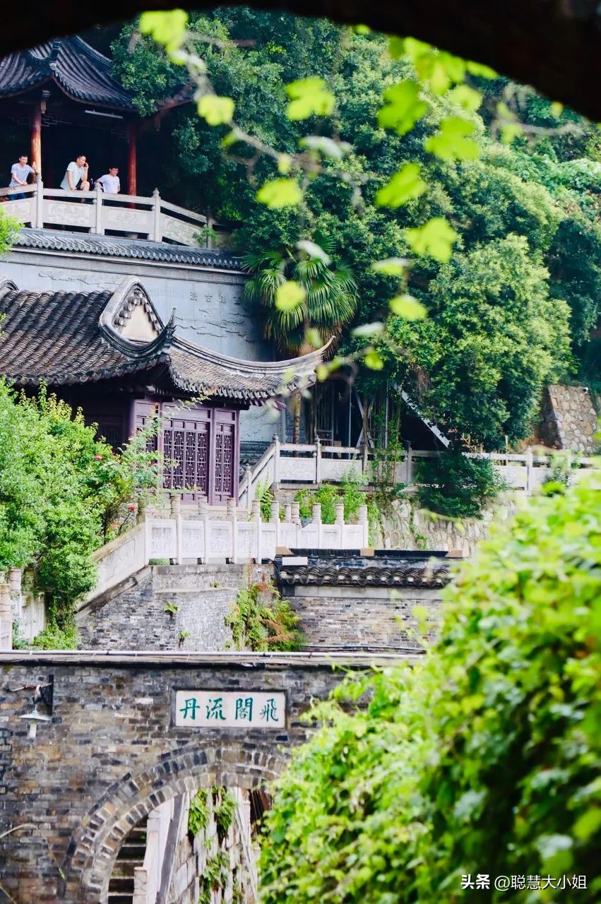 江苏镇江，比扬州安逸。这座有钱低调的小城，倦了就去小住几日