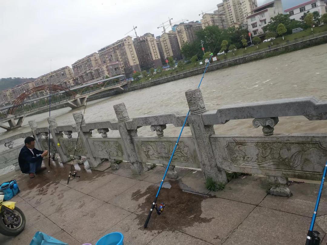 小伙子路边钓鱼不小心钩到别人,鱼没钓到把人钓了