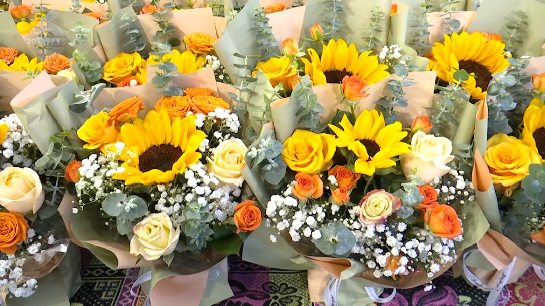 鲜花蛋糕香槟玫瑰,鲜花蛋糕感恩有你