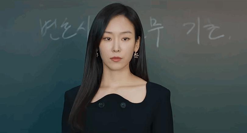 被渣男逼到流产差点自杀，从剧中穿搭就能看出女主复仇的野心