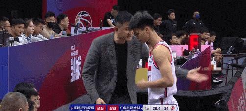广东四大天才62分钟输10分！杜锋揪着赵锦洋衣领大骂，理解他苦心