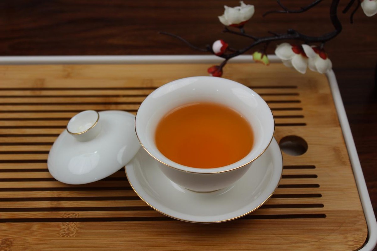 这两种茶最好别用沸水直接冲泡,泡茶先放茶还是先放水这也有讲究