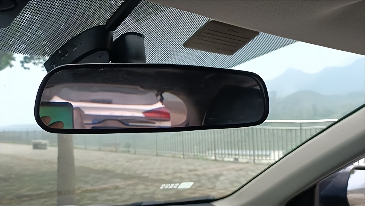 正确的踩刹车方法图解,正确踩刹车的方法与技巧