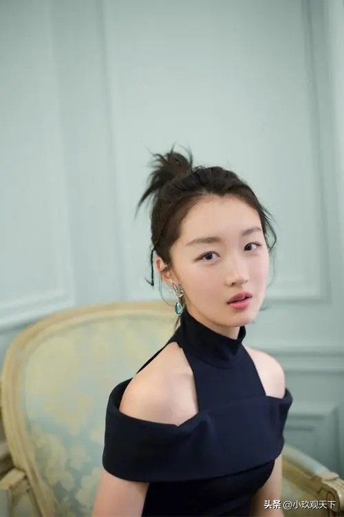 周冬雨出道十二周年获集体好评,周冬雨凭什么火得一塌糊涂