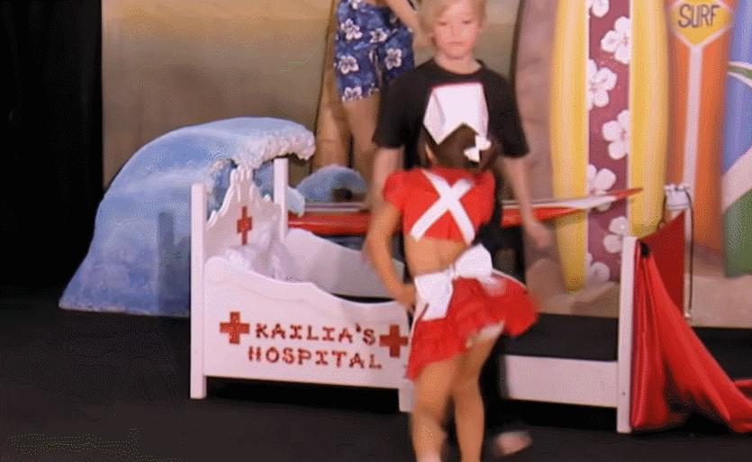 你微信里的表情包女孩，自杀去世了，年仅16岁……