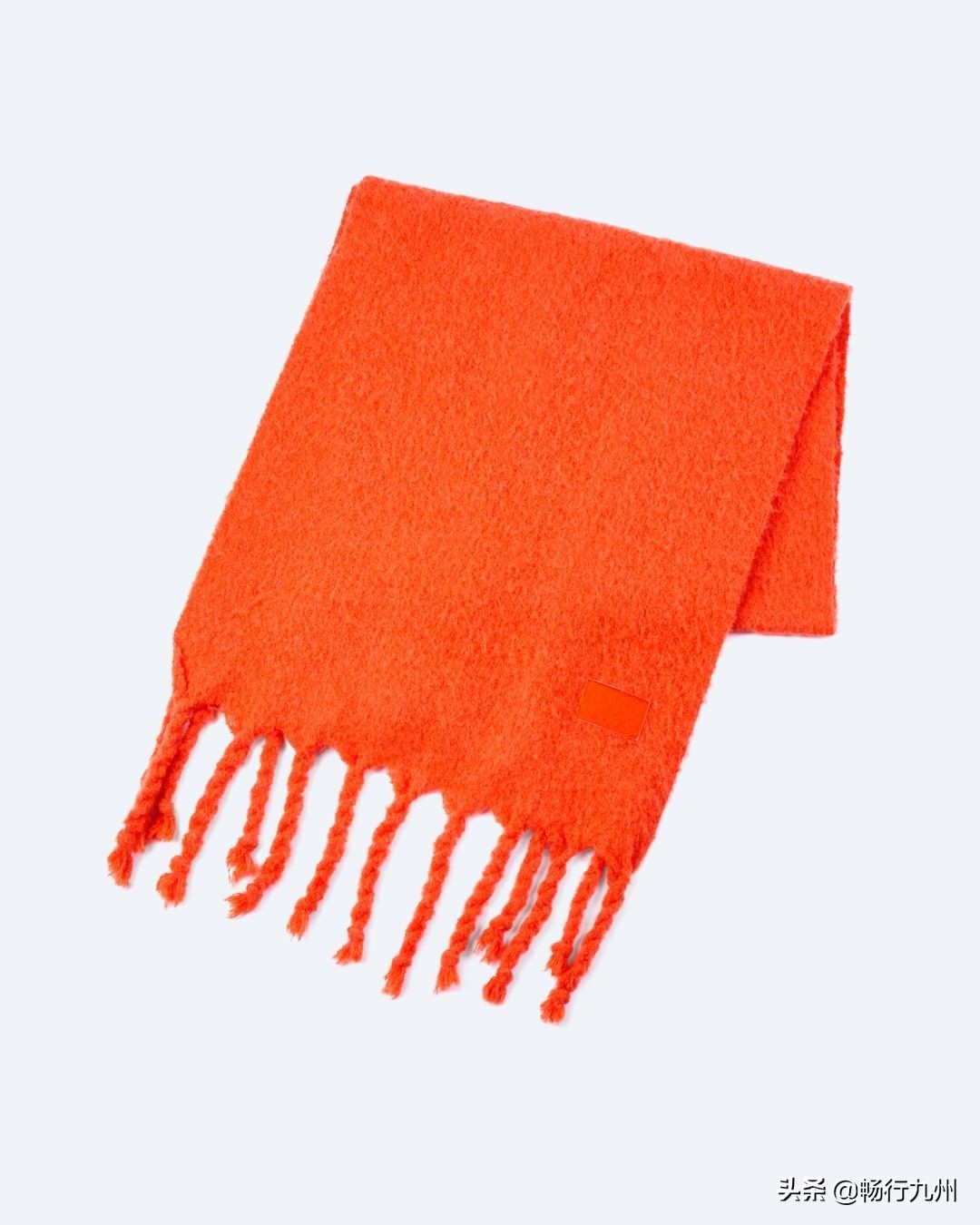 秋冬流行的大牌围巾,必备的三款颜色围巾