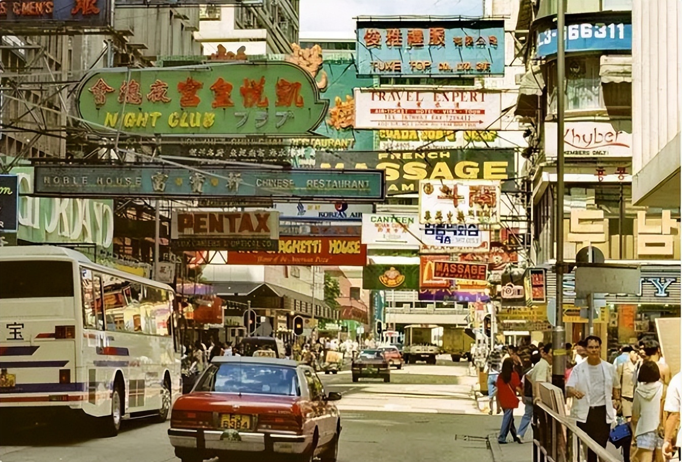 白天穿僧袍念经，晚上穿*袜丝**蹦迪：香港假尼姑如何能敛钱数千万？