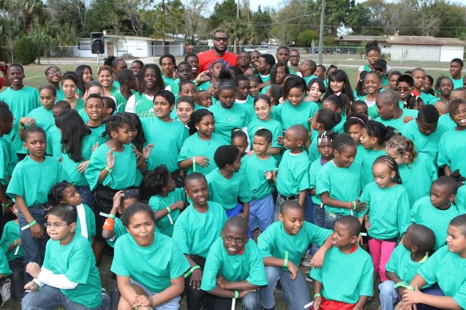 球场之外的“詹皇”：10亿身家，1亿慈善